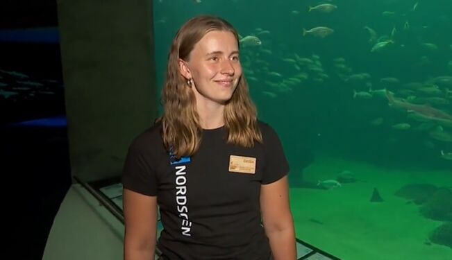 Cecilie Høi Jensen er formidler hos Nordsøen Oceanarium. Foto: TV2 Nord.