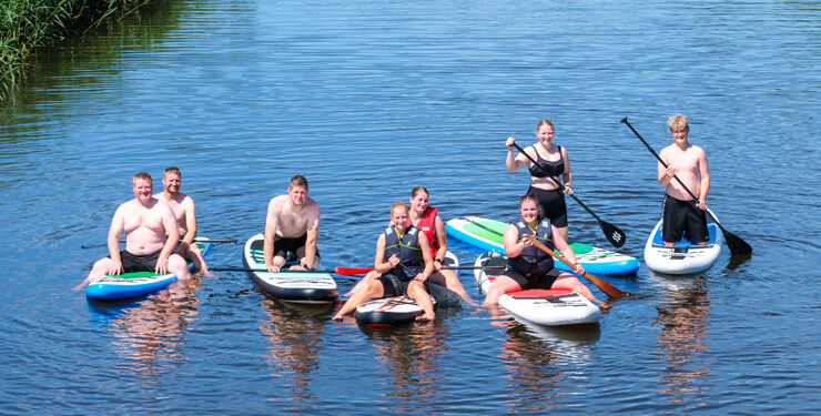 Pernille Kjær Jensen og familie er klar til en tur på paddleboard på Ryå.