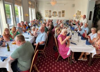 CEO Lars Glinvad og cheftræner Henrik Pedersen hygger med de frivillige fra Vendsyssel FF på Hotel Phønix.