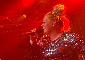 Fie Louise Jordansen på scenen som forsanger i Optakt til Musik Under Trappen. Foto (arkiv): MUT.