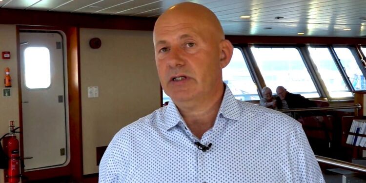 Reder Fridi Petur Magnusen om bord på ny HG 265 Asbjørn. Foto: TV2 Nord.