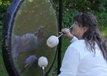 Via Brogaard Egholm ved en af de store gongs, som har givet sindsro ved Hirtshals Fyr. Foto (arkiv): Privat.