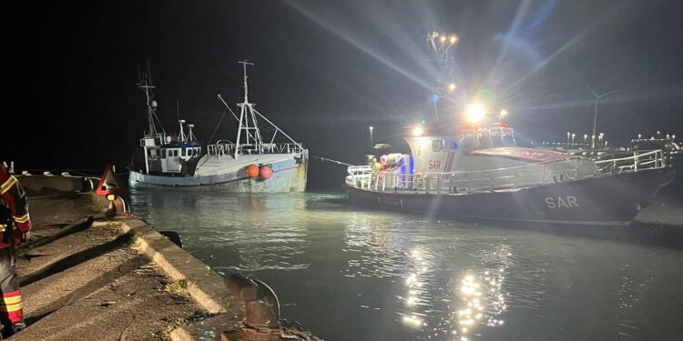 HM196 Fru Fjord på slæb efter Margrethe Gaardbo. Foto: Falck Hirtshals.