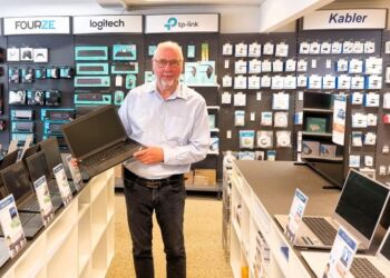 Tommy Høj med en brugt computer hos Høj Data.