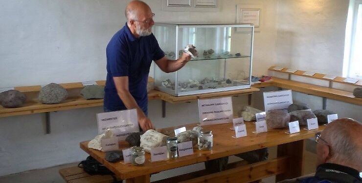 Hugo Richner fra Vendsyssel Stenklub fortæller under en tidligere stentur ved Hirtshals Fyr. Foto (arkiv): Støtteforeningen.