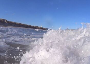 Hirtshals Fyr set fra færgebølgen ved Husmoderstranden. Foto (arkiv): Dorte Lyager.