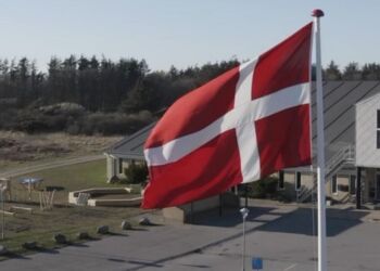 Dannebrog til tops ved Hirtshals Idrætscenter på Halvejen.