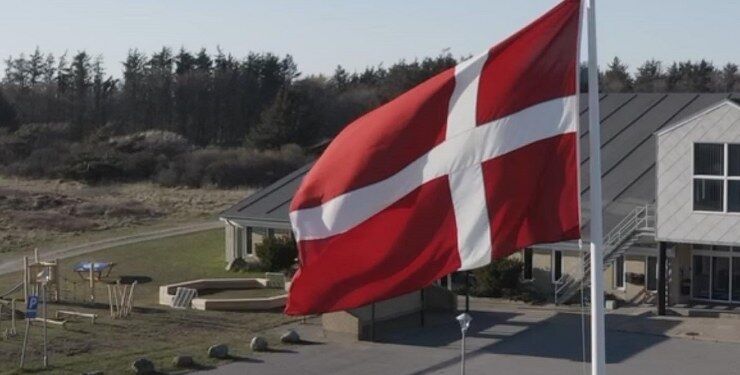 Dannebrog til tops ved Hirtshals Idrætscenter på Halvejen.