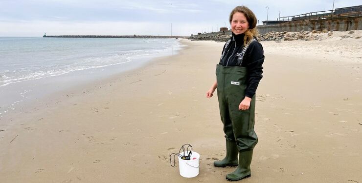 Katrine fra SGS efter prøvetagning af vandkvaliteten ved Husmoderstranden. Foto: Niels Skipper.