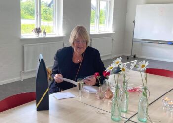 Kirkesangeren Hanne stopper ved kirkerne i Tornby og Vidstrup. Foto: Sognet.