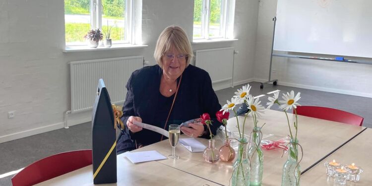 Kirkesangeren Hanne stopper ved kirkerne i Tornby og Vidstrup. Foto: Sognet.