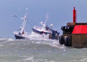 FN 426 Kjølpen anløber i frisk vind Hirtshals Havn. Foto (arkiv): Preben Andersen.