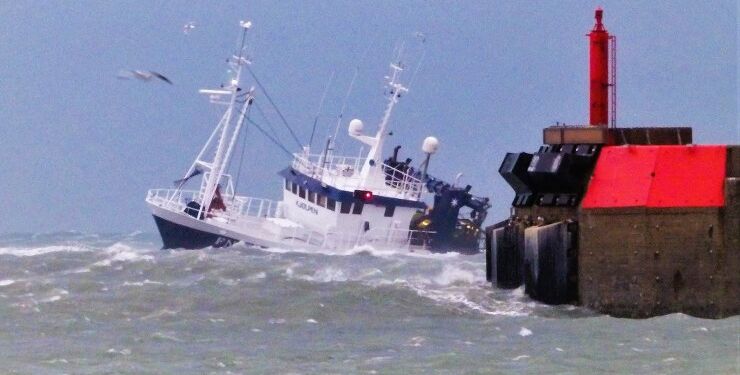 FN 426 Kjølpen anløber i frisk vind Hirtshals Havn. Foto (arkiv): Preben Andersen.