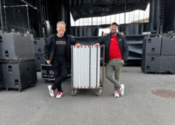 Barchef Jens Kohno Andersen og konferencier Michael Vajhøj foran den rekordstore scene på Sydvestkajen. Foto: Niels Skipper.