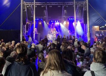 Festen blev lørdag aften spillet i gang af blandt andre The Real Fake Stars. Foto: Musik Under Trappen.