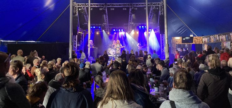 Festen blev lørdag aften spillet i gang af blandt andre The Real Fake Stars. Foto: Musik Under Trappen.