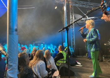 Birthe Kjær gav den allerede i 2023 hele armen i teltet på Sydvestkajen. I samme anledning fik den populære sangerinde et flot fad af keramiker Joan Grønfeldt.  Foto (arkiv): MUT.