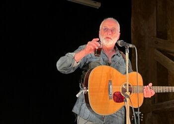 Allan Olsen skåler i Musikladen. Foto: Niels Skipper.