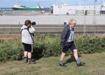 Fugleentusiaster fra Randers og Aarhus har fundet vej til Hirtshals for at spotte den sjældne Ørkentornskade.
Foto: Per Frank Paulsen / TV2 Nord.