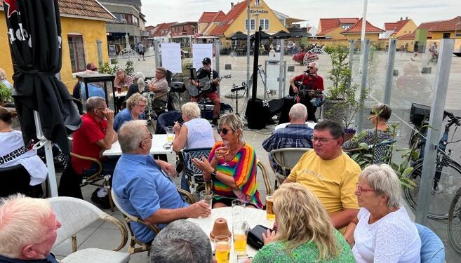 Chris & Per spiller ofte til sommerhygge foran Hirtshals Kro. Foto (arkiv): Niels Skipper.