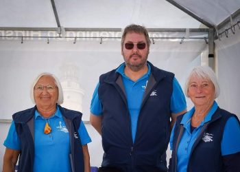 Her ses Peter Jensen, som er formand og sekretær i Støtteforeningen for Hirtshals Fyr, stående mellem Lillian (tv) og Hanna, ved Hirtshals Fiskefestival i 2023. Foto (arkiv)Arturs Pirazkov.