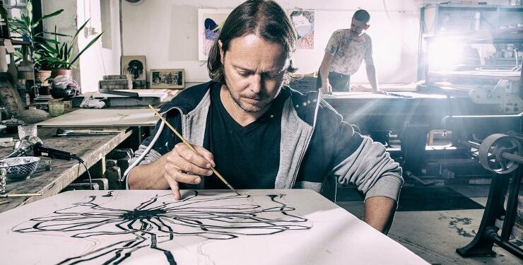 Peter Max-Jakobsen ved arbejdet hos Grafisk Værksted Hjørring. Foto: Tao Lytzen.