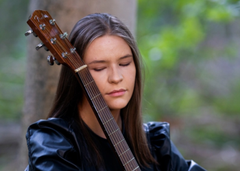 Siger-songwriter Rita Qvist spiller med nærvær til Musik Under Trappen 2023.