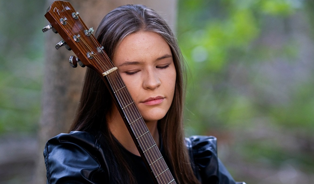 Siger-songwriter Rita Qvist spiller med nærvær til Musik Under Trappen 2023.