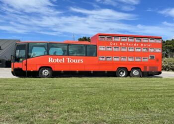 Bussen fra Rotel Tours ved Hirtshals Idrætscenter. Foto: Niels Skipper.