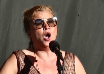 Sine Bundgaard ved Det Kongelige Teaters sommerturné med Opera i det fri, hvor de blandt andet optrådte i Sct. Knuds Kilden i Hjørring. Foto: Privat.