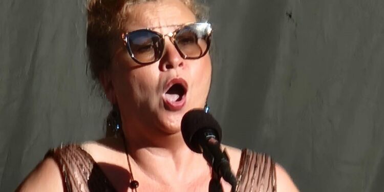 Sine Bundgaard ved Det Kongelige Teaters sommerturné med Opera i det fri, hvor de blandt andet optrådte i Sct. Knuds Kilden i Hjørring. Foto: Privat.