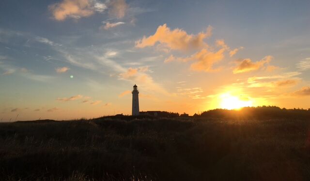 Solopgang bag Hirtshals Fyr. Foto (arkiv): Niels Skipper.