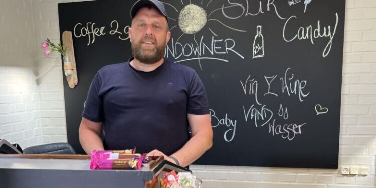 Rasmus Zielke bag disken i Strandkiosken Hirtshals. Foto: Niels Skipper.
