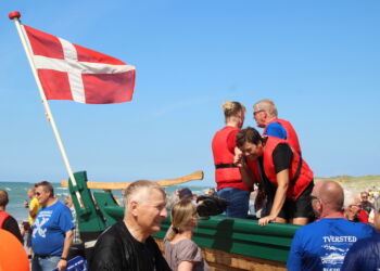 Tversteds mandskab gør klar til kaproning ved en tidligere strandfest i Tornby. Foto (arkiv): Niels Skipper.