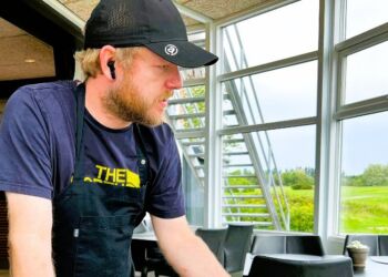 Thomas Topholt præsterer en fornem præsentation af den spændende brunch hos Hjørring Golfcafé. Foto: Niels Skipper.