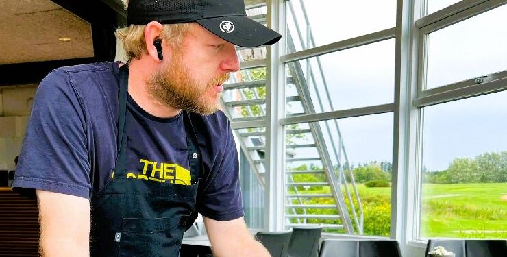 Thomas Topholt præsterer en fornem præsentation af den spændende brunch hos Hjørring Golfcafé. Foto: Niels Skipper.