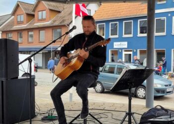 Jens Varmløse underholder ved Torvemarkedet i Bindlsev. Foto: Ulla Sølvsten.