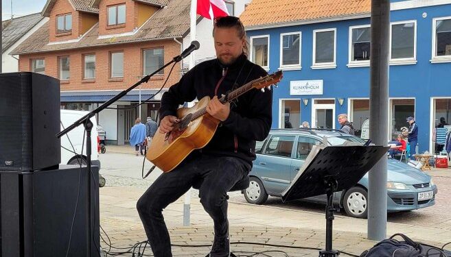 Jens Varmløse underholder ved Torvemarkedet i Bindlsev. Foto: Ulla Sølvsten.