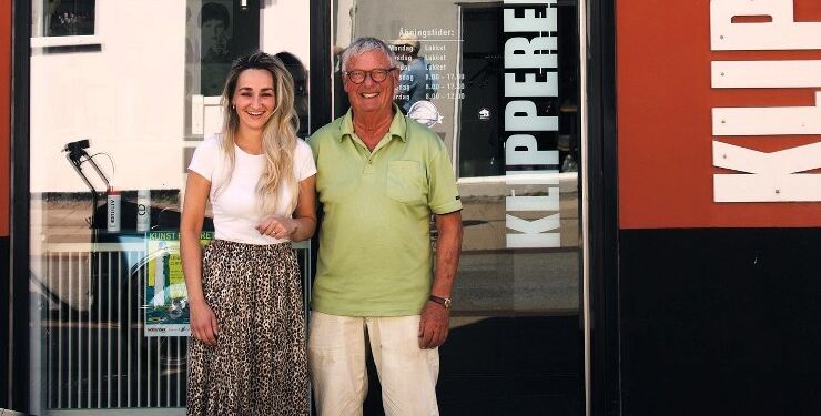 Guðrun Udbö og Henning Christensen foran Klipperen, som nu bliver til den ny salon Udbö på Nørregade i Hirtshals.