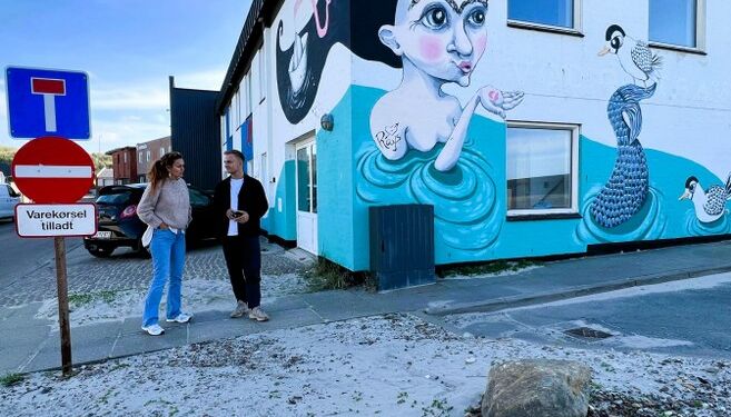Heidi og Victor Vendelbo foran Strandhuset, der senest har huset Bibiana. Foto (arkiv): Niels Skipper.
