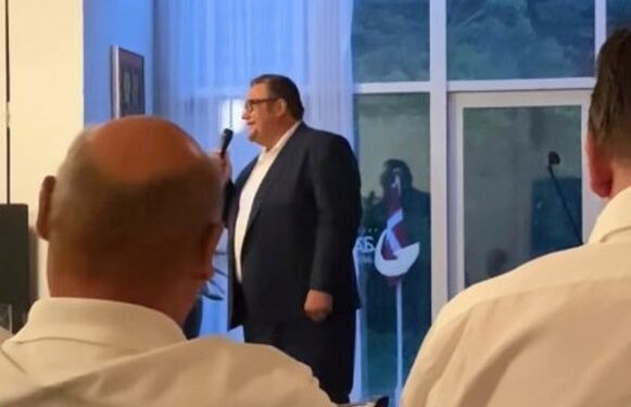 Amin Jensen i tæt kontakt med publikum på Restaurant Tannishus i Tversted. Privatfoto