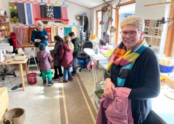 I Sy- og Pileværkstedet møder man Lisbeth Andersen og Kirsten Thomsen, nærmest. Arkivfoto: Palle W. Nielsen.