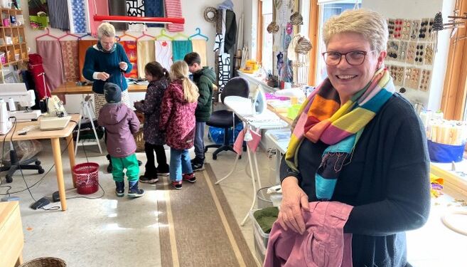 I Sy- og Pileværkstedet møder man Lisbeth Andersen og Kirsten Thomsen, nærmest. Arkivfoto: Palle W. Nielsen.
