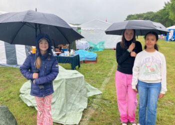 Børnene i Lønstrup tog regnen med godt humør. Foto: Palle W. Nielsen