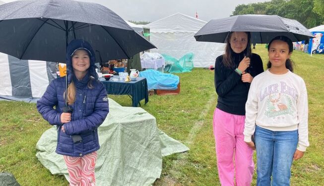 Børnene i Lønstrup tog regnen med godt humør. Foto: Palle W. Nielsen