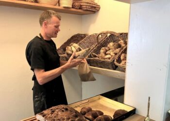 Fætter Nicolai er både kok og bager og sælger lækkert brød her i lugen på den nedlagte skole. 
Foto: Palle W. Nielsen