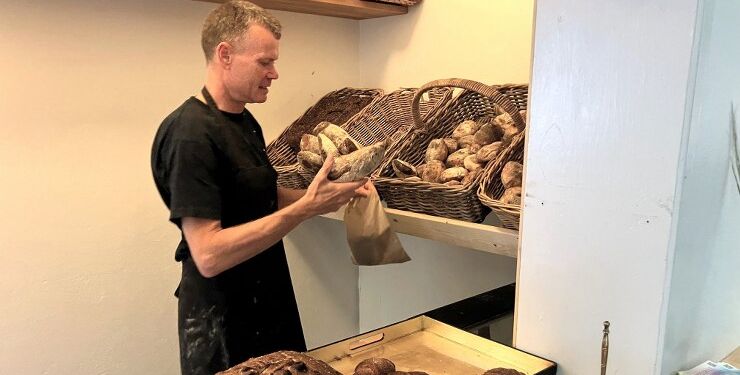 Fætter Nicolai er både kok og bager og sælger lækkert brød her i lugen på den nedlagte skole.
Foto: Palle W. Nielsen
