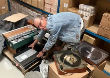 Peter Popowicz viser noget af det spændende HiFi kram til lørdagens Vinyl Basar. 
Foto: Palle W. Nielsen