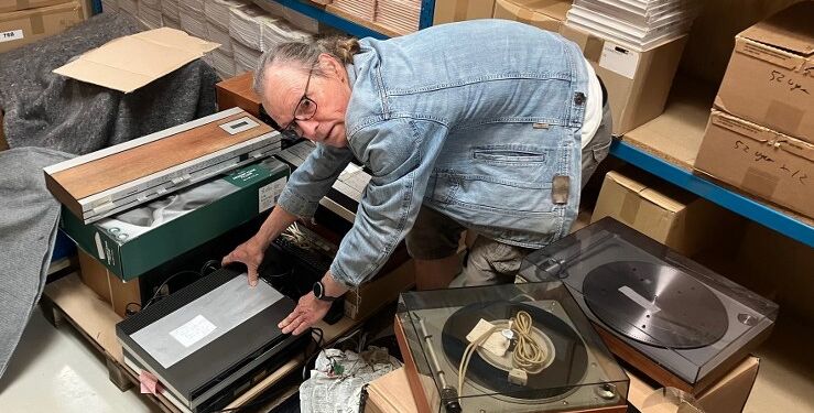 Peter Popowicz viser noget af det spændende HiFi kram til lørdagens Vinyl Basar.
Foto: Palle W. Nielsen