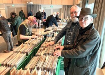 Peter Pop med hatten og Jan er klar til Vinyl Basar på Tversted Skole. Arkivfoto: Palle W. Nielsen